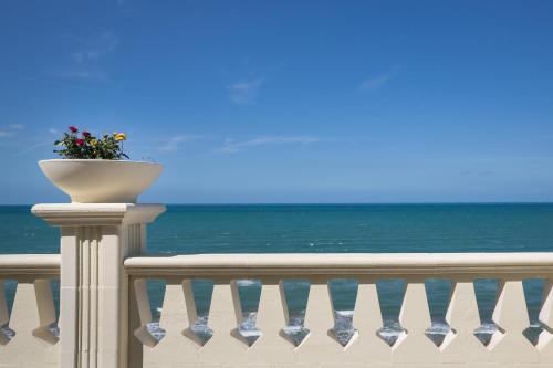 Gallery image of Hotel Marechiaro - Direttamente sul mare in San Menaio