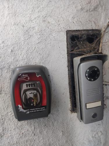 a small electronic device sitting on the ground at appartement individuelle refais a neuf,ds maison de maître,6 couchages dont un lit kingsize,cuisine avec lave vaisselle,rue privative pour se garer, accessibilité au jardin in Le Havre