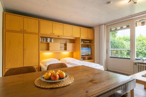 ein Zimmer mit einem Tisch und einer Obstschale darauf in der Unterkunft Wohnung 4 in Kellenhusen