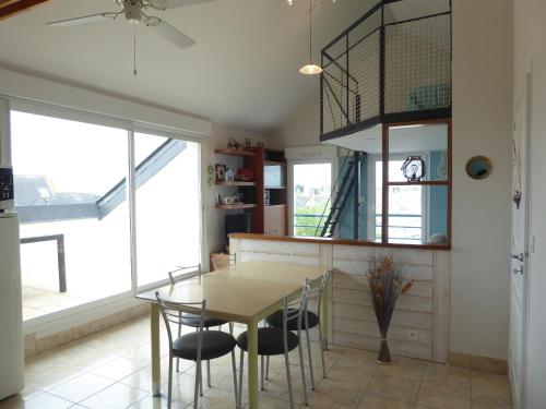 a dining room with a table and chairs at REF 146 Appartement pour quatre personnes jolie vue Port Crouesty ARZON in Arzon