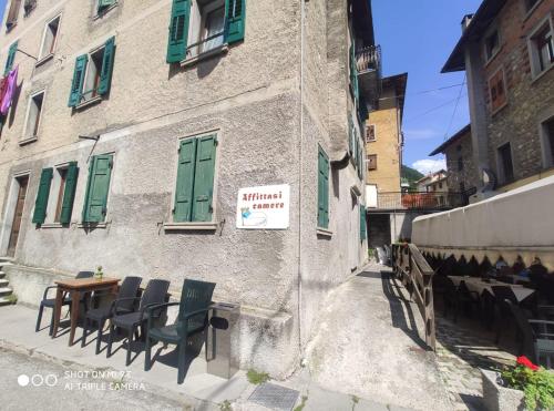 een groep stoelen buiten een gebouw bij La Favorita in Lozzo Cadore