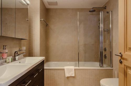 Un baño de Chalet La Gioventu - GRIWA RENT AG