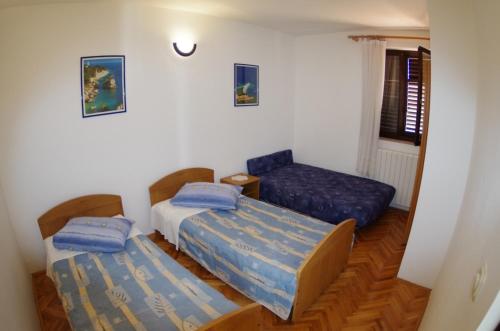 En eller flere senge i et værelse på Apartments Lavinija