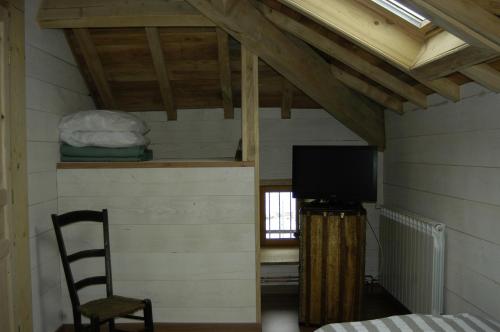 TV a/nebo společenská místnost v ubytování Chambres d'Hotes Au Vieux Logis