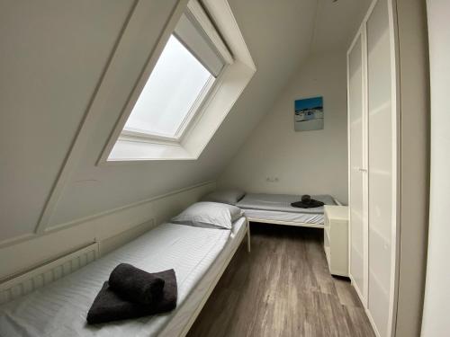 Giường trong phòng chung tại Vakantiewoning Scheldestraat 23 Zoutelande, dicht bij Domburg