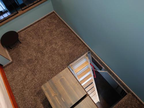 an overhead view of a wooden chair in a room at MĖTA in Birštonas