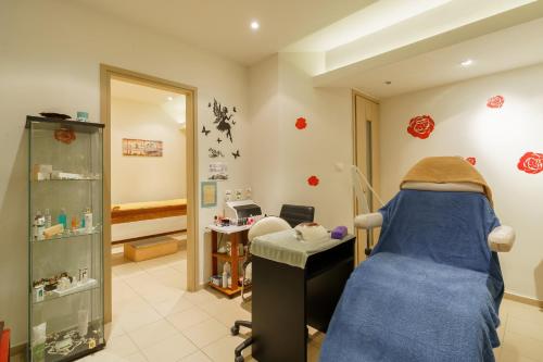 um quarto de hospital com uma cama e um espelho em Pearl Beach em Rethymno Town