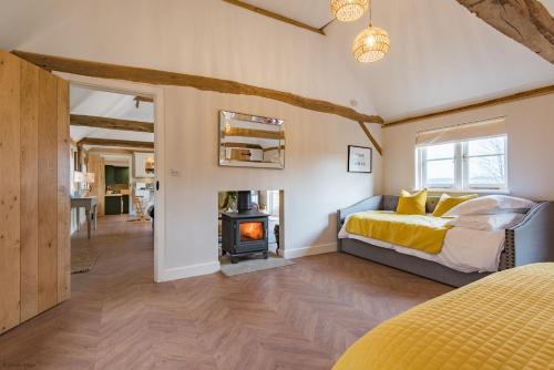 Katil atau katil-katil dalam bilik di Cart Lodge by Bloom Stays
