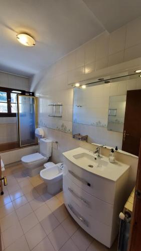 a bathroom with two toilets and a sink and mirror at Balcón de la Peña Cancias in Fiscal