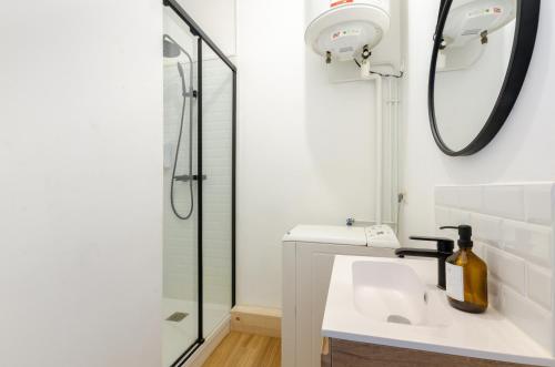 une salle de bain avec un lavabo et une douche dans l'établissement NOCNOC - Le jardin du prefet, à Lille