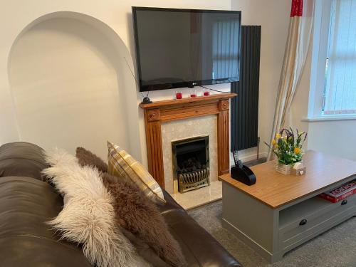 TV i/ili multimedijalni sistem u objektu Aylesbury Manor