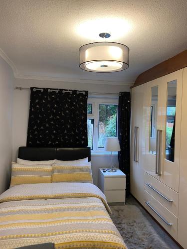 Ένα ή περισσότερα κρεβάτια σε δωμάτιο στο Aylesbury Manor