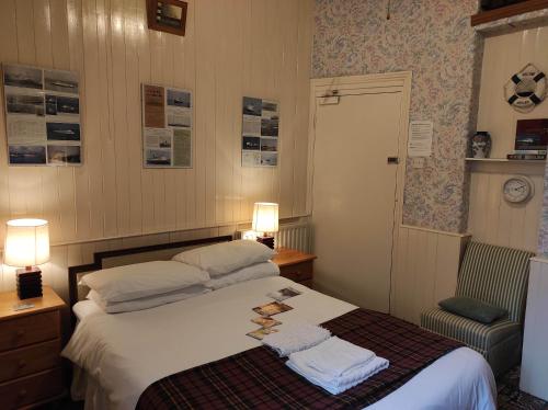 um quarto com uma cama com duas toalhas em All Seasons Guesthouse em Douglas