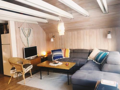 un soggiorno con divano blu e tavolo di Bard Cottage a Akranes