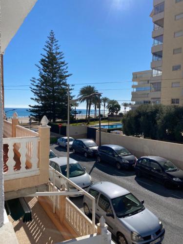 un montón de autos estacionados en un estacionamiento en San Juan Beach, White House, en El Campello