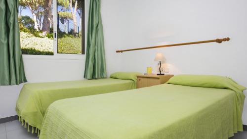 ベグールにある1OP - Palsのベッド2台 ホテルルーム 緑のシーツ付