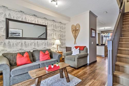 Rocky, 2 Bed Townhouse with Hot Tub, Pool, and BBQ