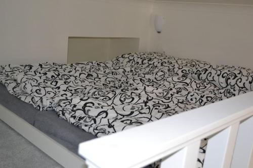 Postel nebo postele na pokoji v ubytování quiet apartment in a short distance from the city