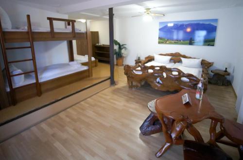غاستهاوس باركبليك في روست: غرفة معيشة مع سرير بطابقين وطاولة