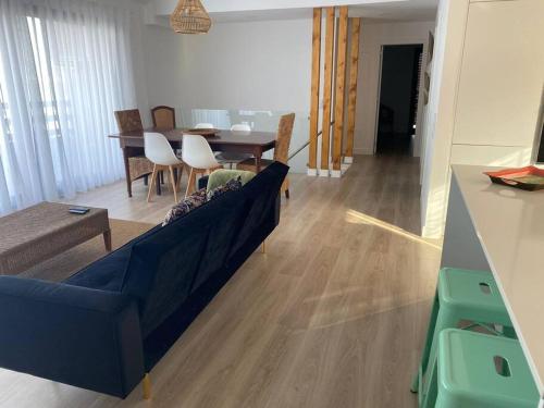 sala de estar con sofá azul y mesa en Seixal Old Town River View Apartment en Seixal