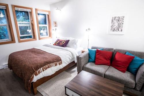 Katil atau katil-katil dalam bilik di Kingfisher, Newly Renovated Suite on Ocean Inlet