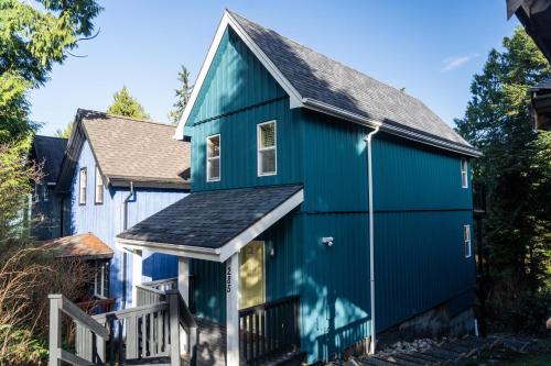 Kingfisher, Waterfront Cabin with Inlet with Mountain Views