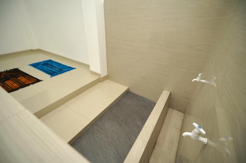 a bathroom with a shower with a staircase and a shower at Ngampilan Residence Yogyakarta Mitra RedDoorz in Ngabean