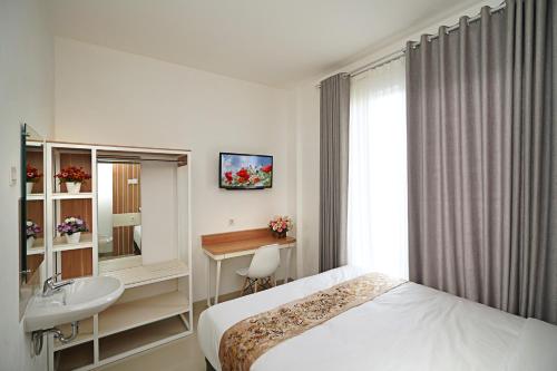 Postel nebo postele na pokoji v ubytování Ngampilan Residence Yogyakarta Mitra RedDoorz