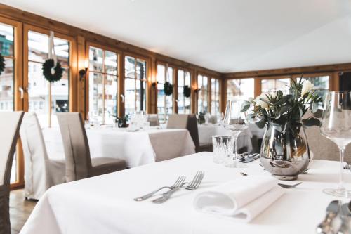 Un restaurante u otro lugar para comer en Alpines Gourmet Hotel Montanara