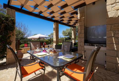 TV/Unterhaltungsangebot in der Unterkunft 3 bedroom Villa Madelini with private pool, Aphrodite Hills Resort