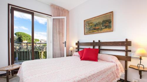 une chambre avec un lit et une grande fenêtre dans l'établissement Marg G-2 - Calella de Palafrugell, à Llafranc