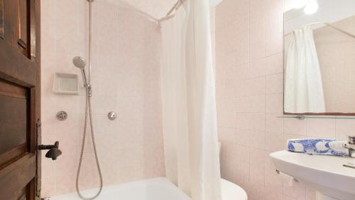 une salle de bains avec douche, toilettes et lavabo dans l'établissement Marg G-2 - Calella de Palafrugell, à Llafranc