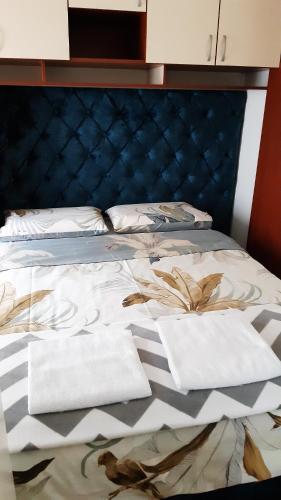 - un lit bleu avec 2 serviettes blanches dans l'établissement Apartman Ema, à Valjevo