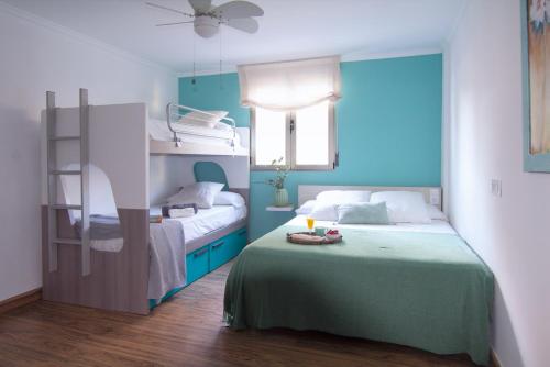een slaapkamer met 2 bedden en een stapelbed bij Frentemar 2 Deluxe in Calpe