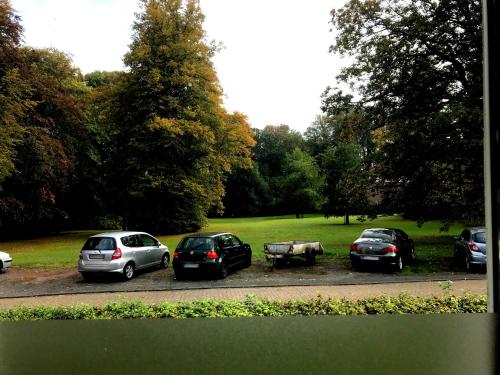 un grupo de autos estacionados en un estacionamiento en Mini Apartment, en Osterholz-Scharmbeck