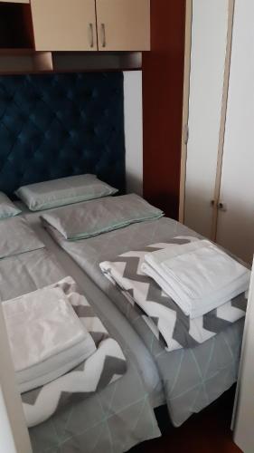 - un lit avec 2 oreillers dans l'établissement Apartman Ema, à Valjevo