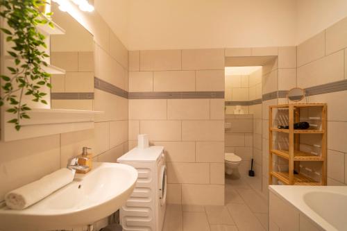 a white bathroom with a sink and a toilet at Konrad I levestate in Vienna
