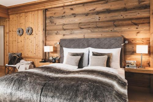 Un pat sau paturi într-o cameră la Alpines Gourmet Hotel Montanara
