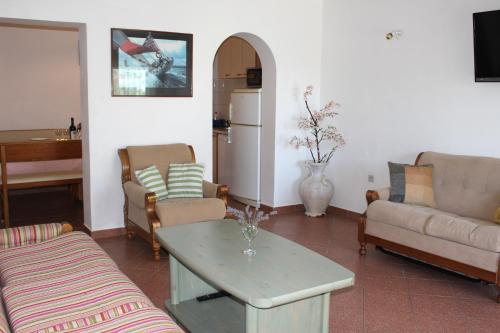 ein Wohnzimmer mit einem Sofa und einem Tisch in der Unterkunft zorana in Mimice