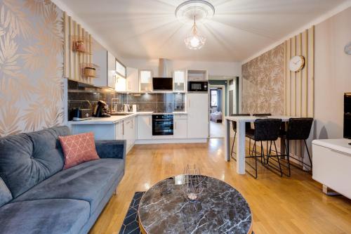 un salon avec un canapé et une table dans l'établissement Les Mulots - Apartment T3 of 56 sqm, à Annecy