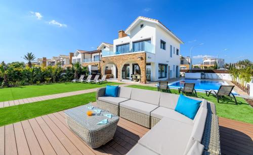 Piscina a Serenity Seafront Villa o a prop
