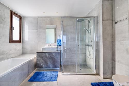 Bany a Serenity Seafront Villa