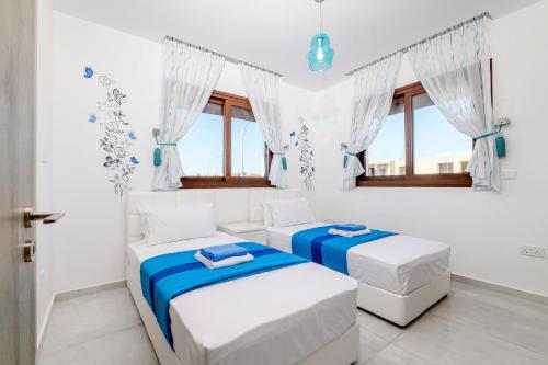 Llit o llits en una habitació de Serenity Seafront Villa