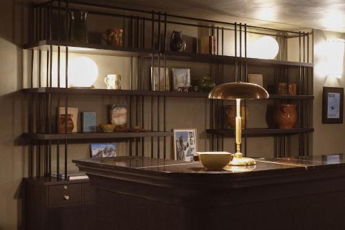 una camera con scrivania e lampada sopra di Le Fitz Roy, a Beaumier hotel a Val Thorens