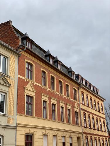 un gran edificio de ladrillo con muchas ventanas en Tränental 4.3 en Staßfurt