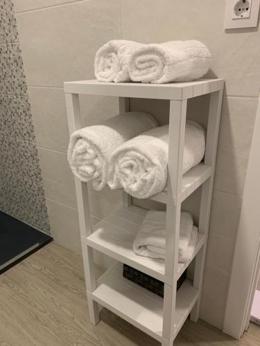 biały wieszak na ręczniki w łazience z ręcznikami w obiekcie Apartamentos Sanjuan w mieście Porriño