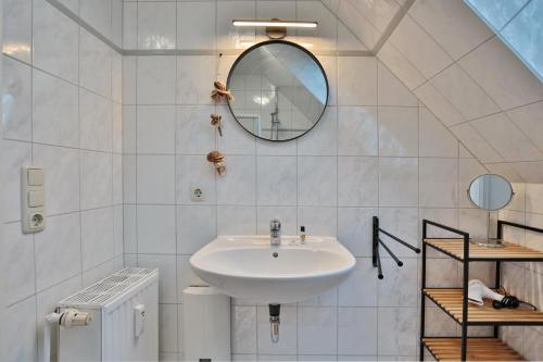 Ένα μπάνιο στο Maison Baltique Niendorf Ferienwohnung "Oberdeck"