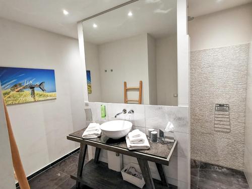 Gambar di galeri bagi Easy Living di List
