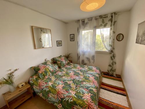 A bed or beds in a room at Garbinell A - Piso muy bonito, Vistas al mar espec