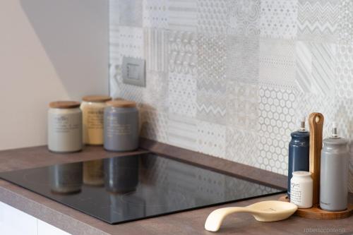 a counter with several bottles on a counter top at A CASA DI PATTY in Gorgonzola